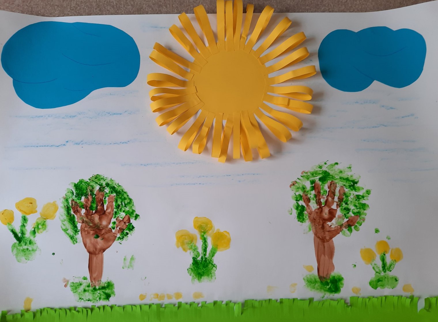 День солнца в средней группе детском саду. Оформление коллективных работ по проекту солнышко. Проект про солнце. Солнышко ведрышко рисование младшая группа.