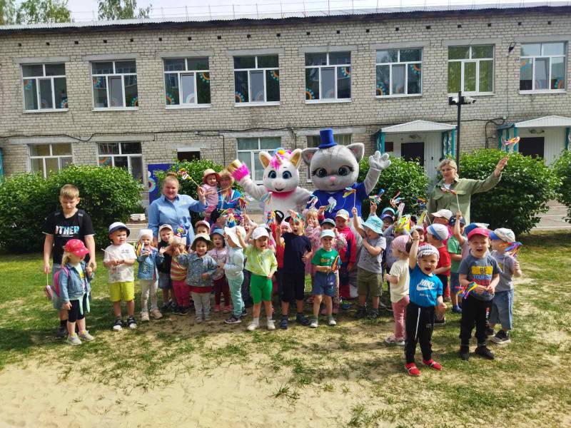 Лето, лето к нам идёт!