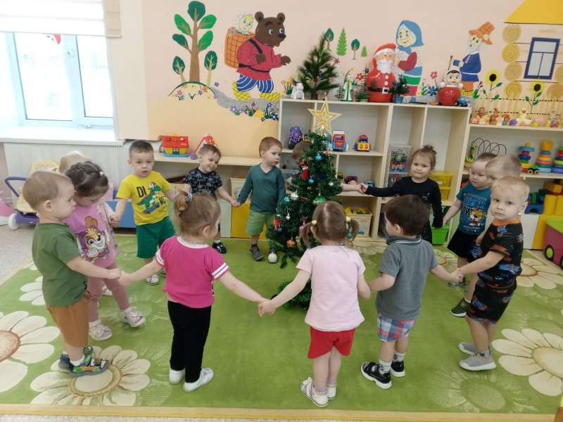 Для ёлочки песенки и хороводы!