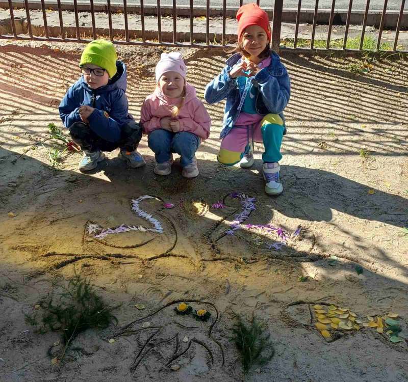 Воспитанники группы "Знайка" познакомились с технологией "Арт-лэнд"