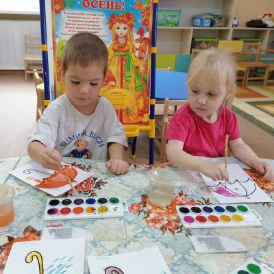 Зонт в руках твоих могуч