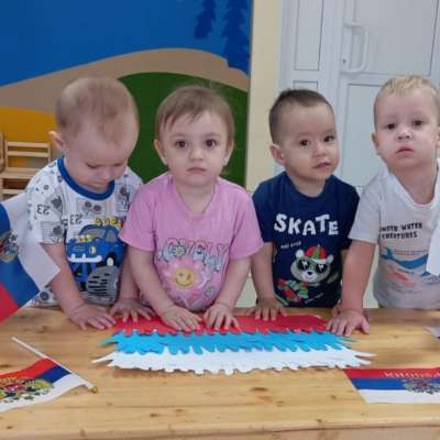 Приобщение самых маленьких воспитанников младшей группы "Лучик" к празднику "День народного единства"