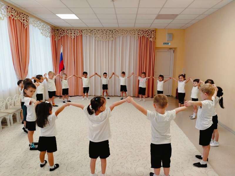 Физкульт-Привет от старшей группы "АБВГДейка" и средней группы "Обучайка"! 